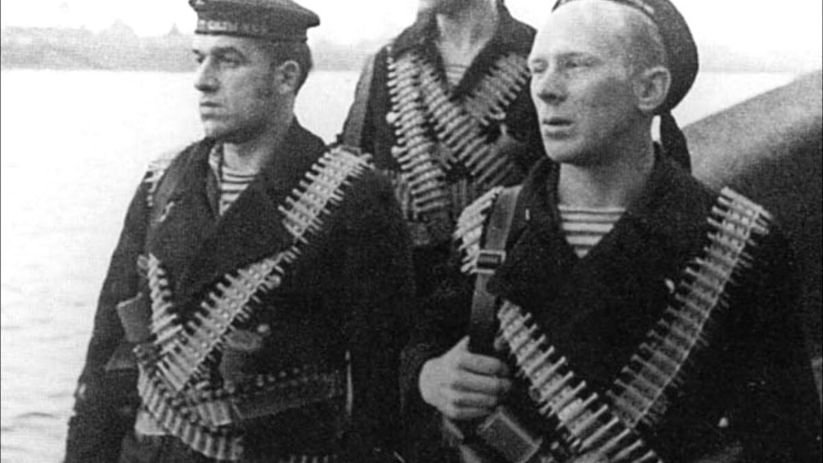 Матросы не занятые. Бескозырках матросов. Балтийские матросы 1917. Восстание на броненосце потемкин. Матросы не занятые.