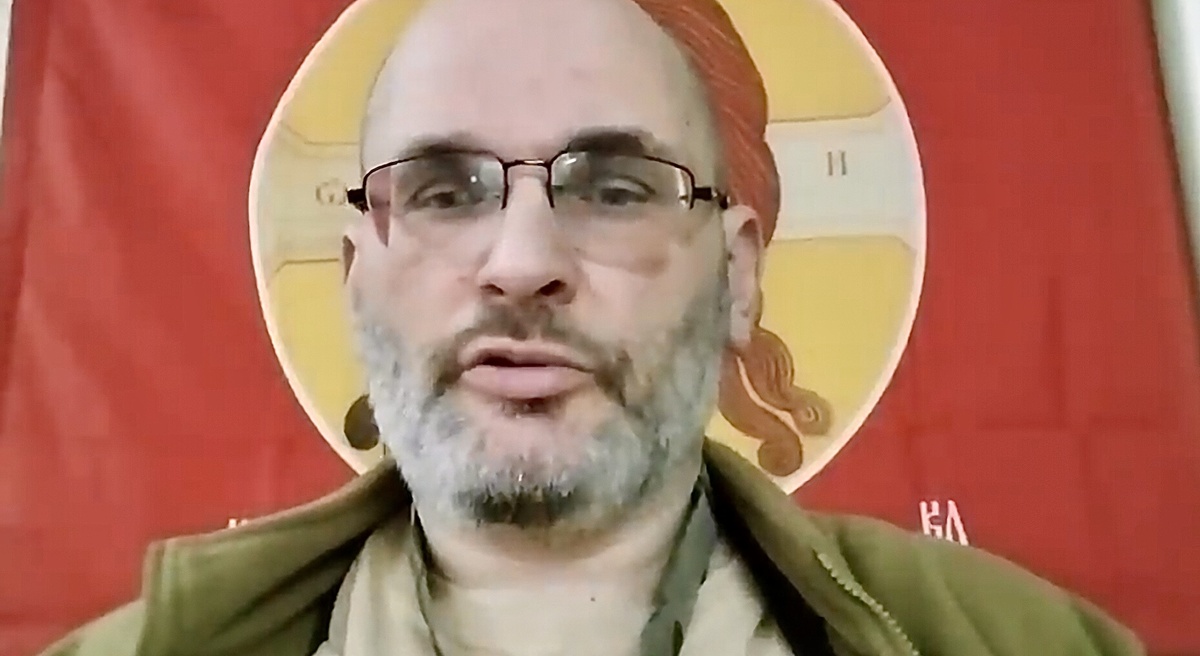 Юрий Евич 51 год. Солдат.Псевдоним  «Ангел Юрич» 
24 пвгуста 1973 г. Юрий Юрьевич Евич — военный врач-хирург, кандидат медицинских наук, основная сфера интересов: тактическая медицина, боевые действия. Писатель-публицист, блоггер, автор двух книг.
