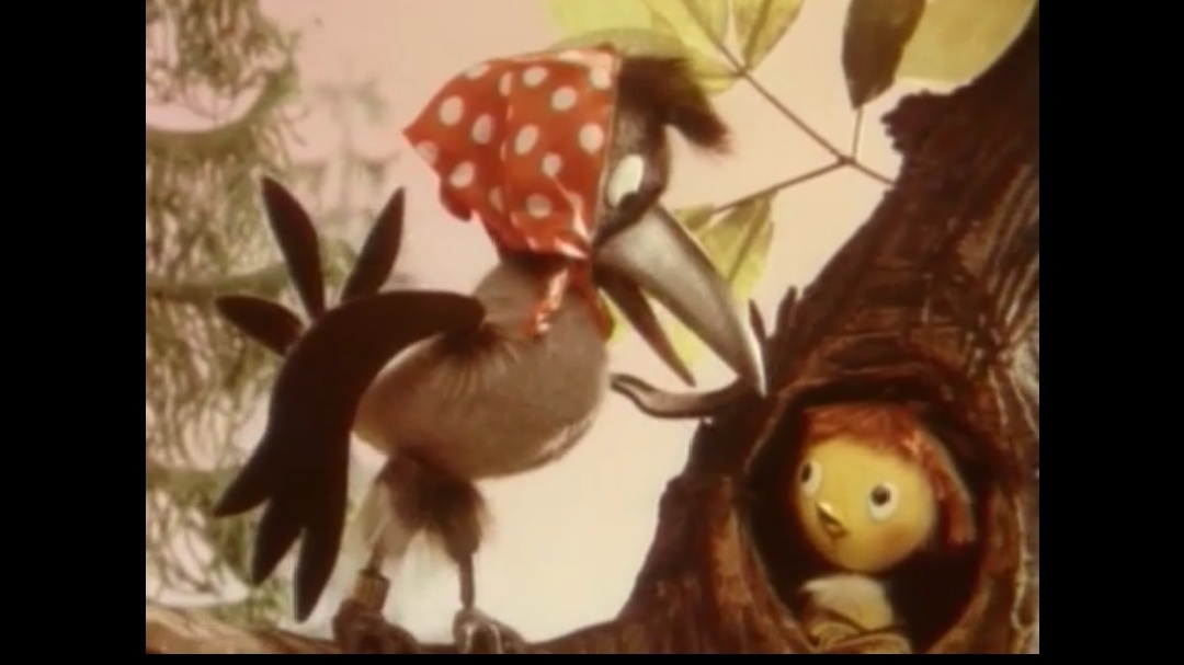 Ворона Егоровна - Мария Виноградова, озвучившая массу колоритнейших персонажей))). Мелкую Птицу озвучивала наверняка Людмила Гнилова, однако, я не уверена.