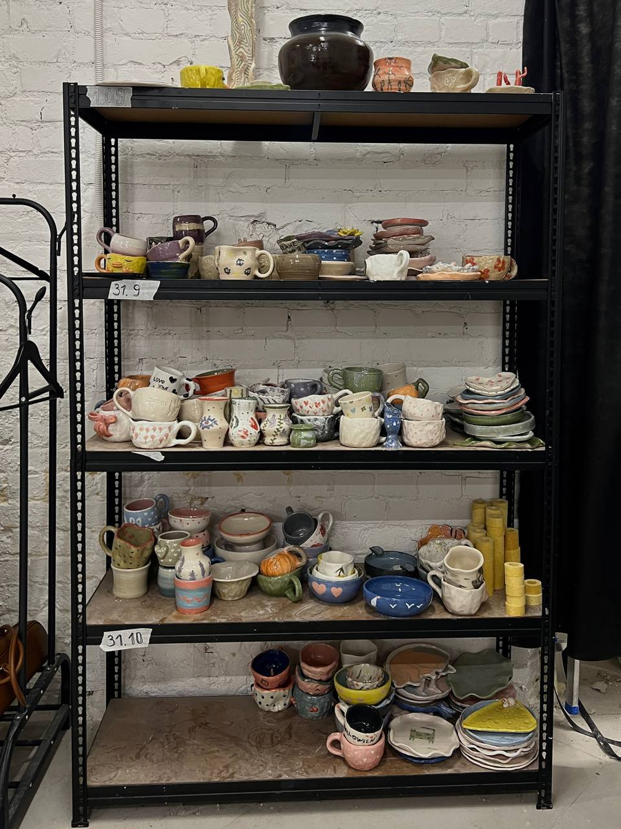 Если посмотреть еще внимательнее - то тут по датам разложена вся посуда, когда она была сделана, представляете, как однако актуальная сфера и культура для отдыха человека? А еще видимо неплохой бизнес - цена урока минимум 2000 руб с человека. 