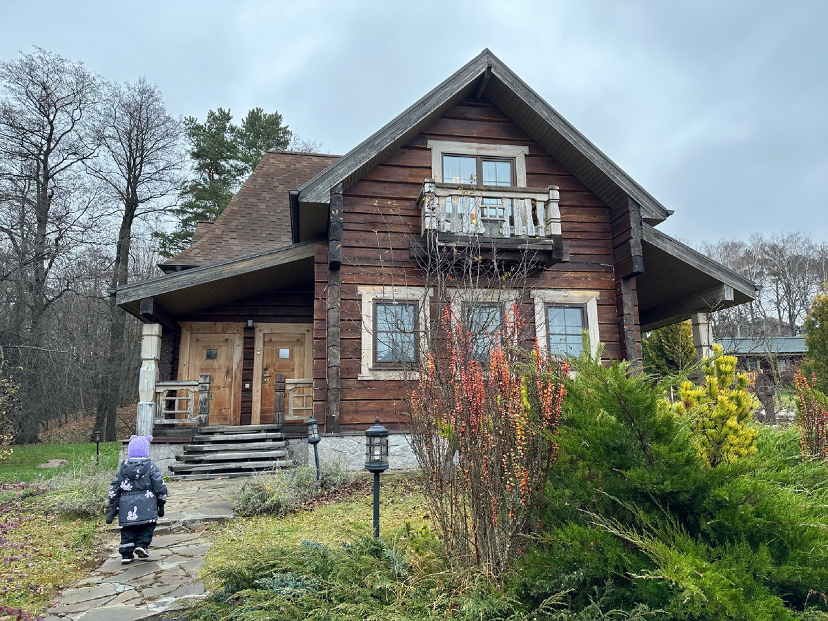 В первый день мы заселились вот в такой коттедж.