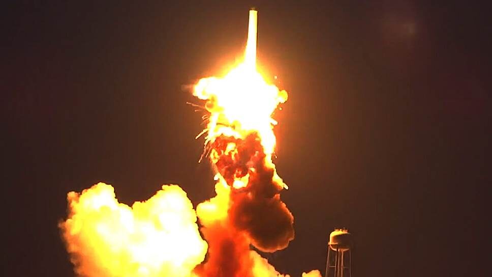 Летела ракета. Упала в болото. Какая зарплата - такая работа. Из открытых источников.