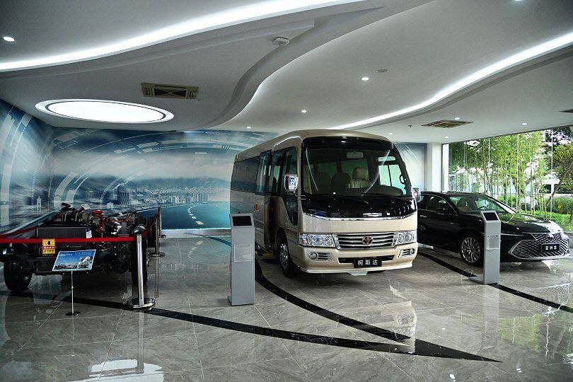 На предприятии в Чэнду выпускают, помимо прочего, автобусы Toyota Coaster.