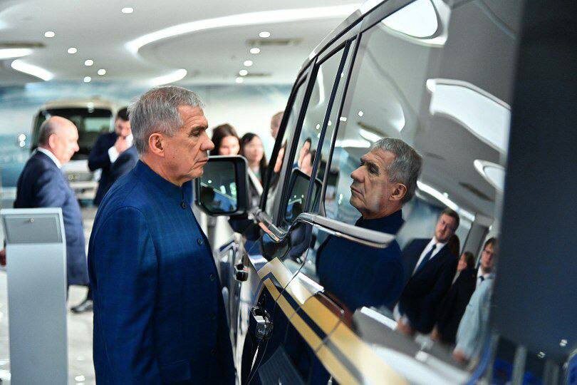 Рустам Минниханов ознакомился с особенностями производства и ассортиментом завода FAW Toyota в Чэнду.