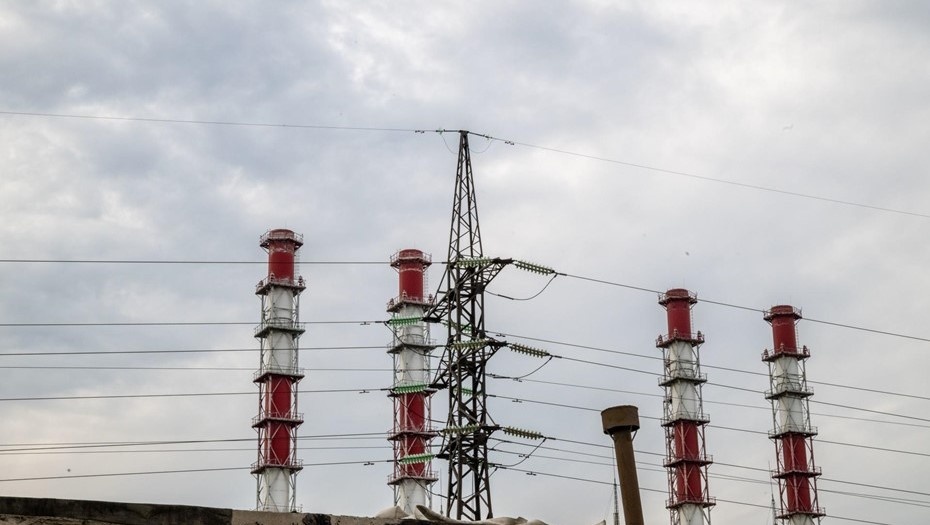    Линия электропередачи на фоне труб ТЭЦ. Иллюстрация. Автор фото: Тихонов Михаил