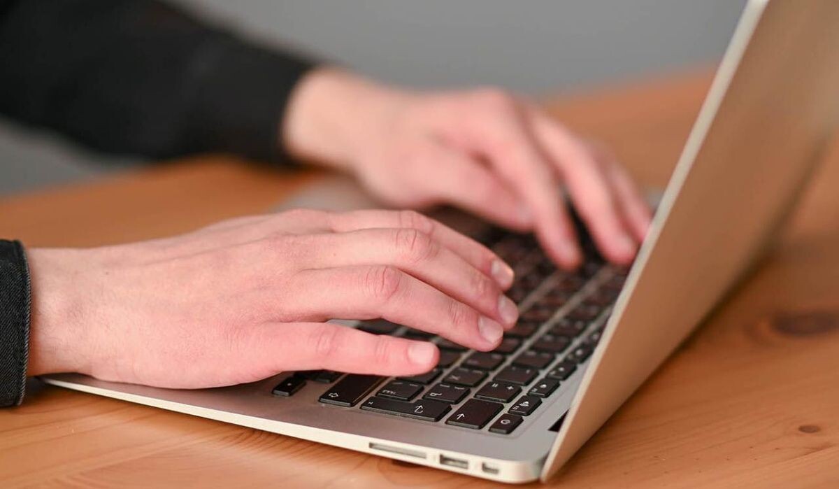     Руки и ноутбук. Источник: mos.ru Автор фото: Пресс-служба Мэра и Правительства Москвы