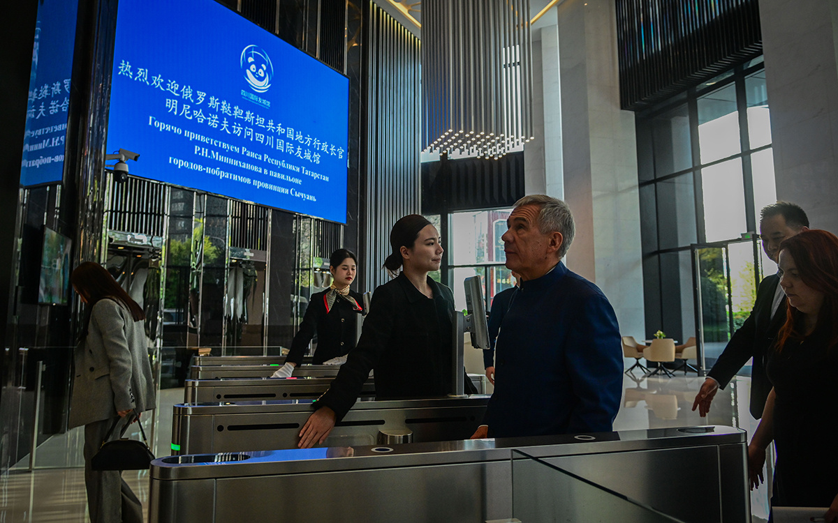 Раис Татарстана Рустам Минниханов прибыл сегодня с рабочим визитом в город Чэнду. Фото: rais.tatarstan.ru