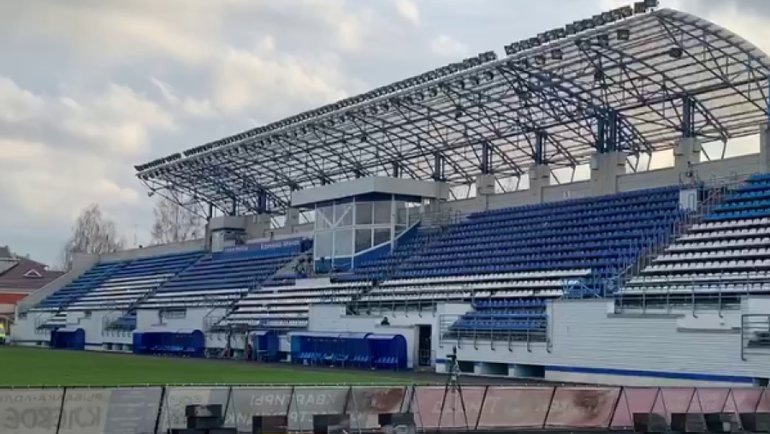    Матч «Динамо» — «Иртыш» в Брянске прерывали из-за ракетной опасности.Скриншот видео