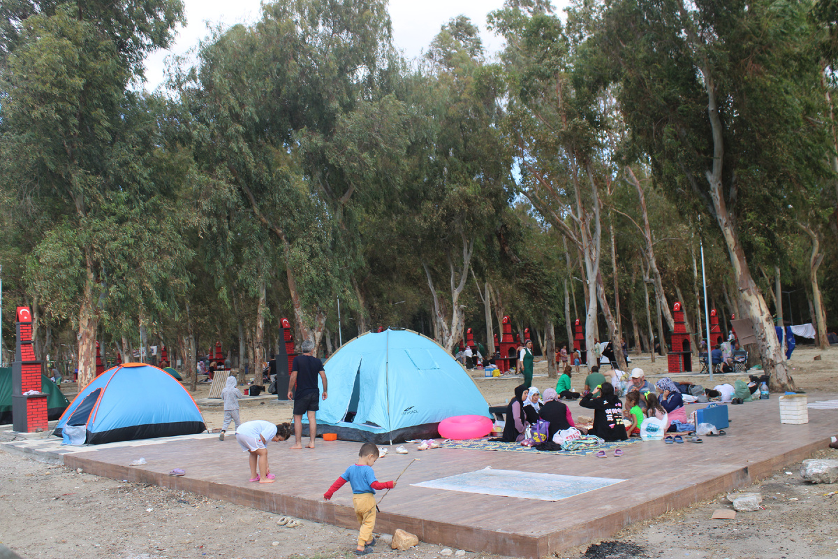 Их много, а рядом места под палатки