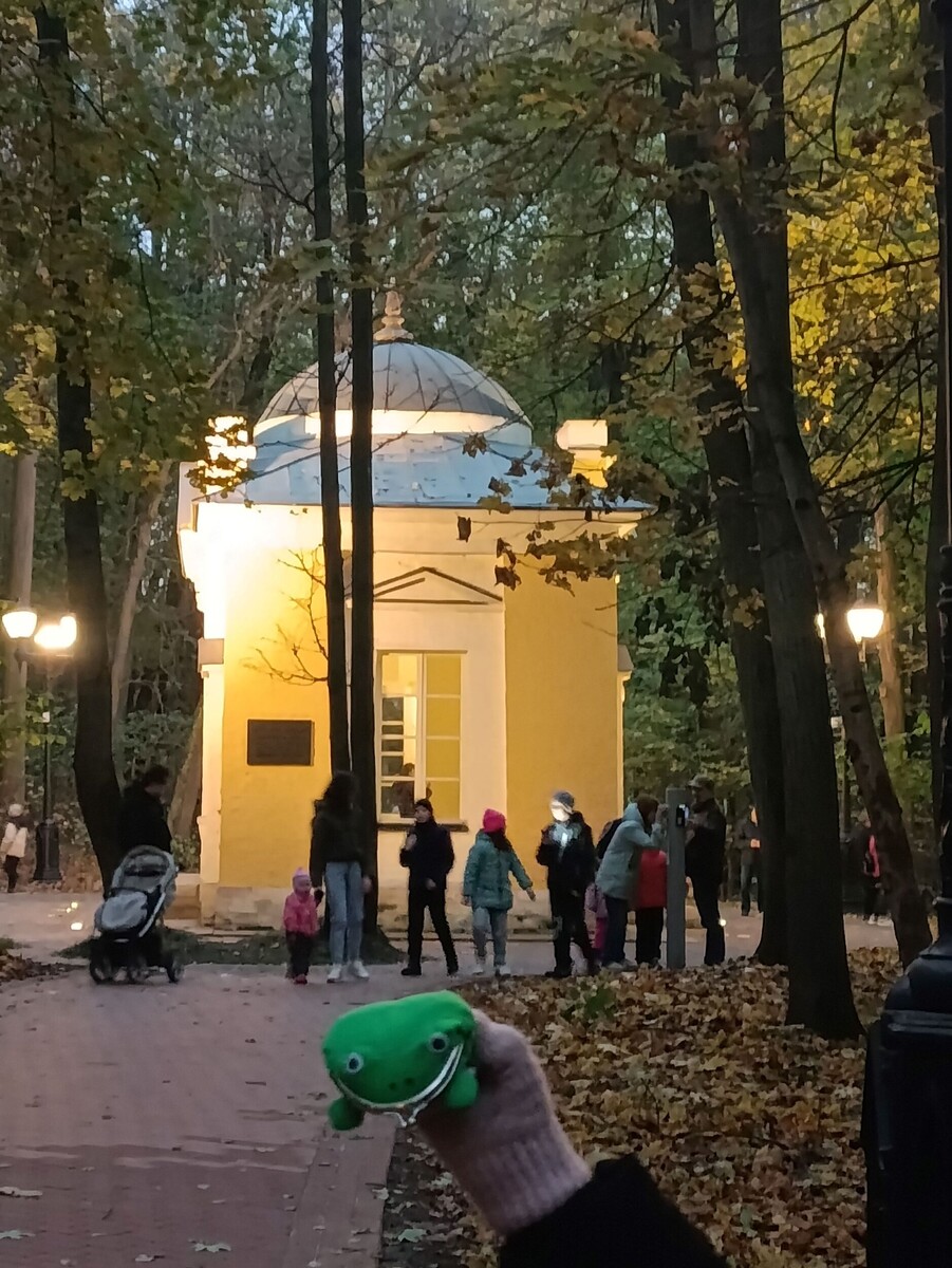 Ваше фото на фоне этого здания.