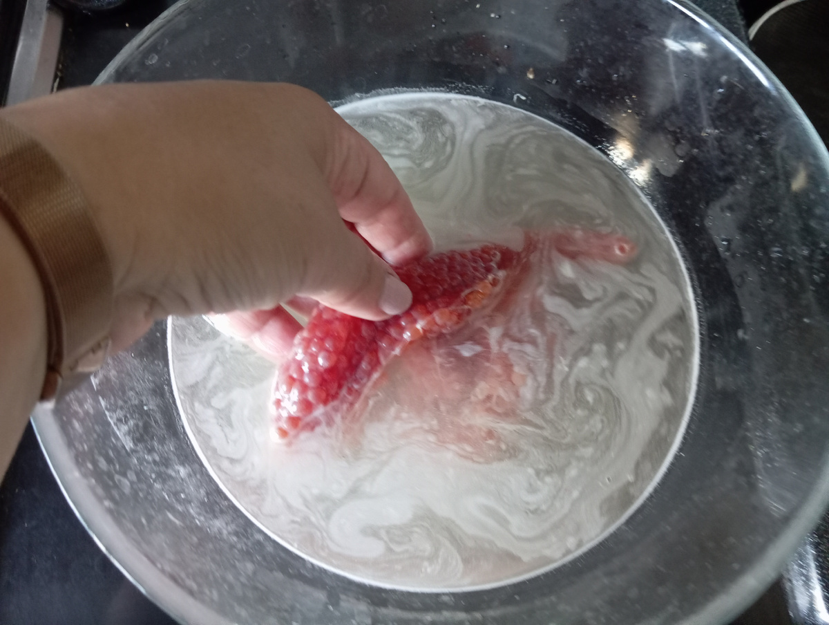 В горячей воде начинаю снимать пленку