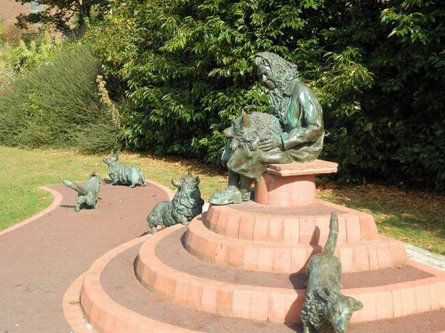 Памятник Елизавете второй и ее собакам. Бат. Фото из интернета