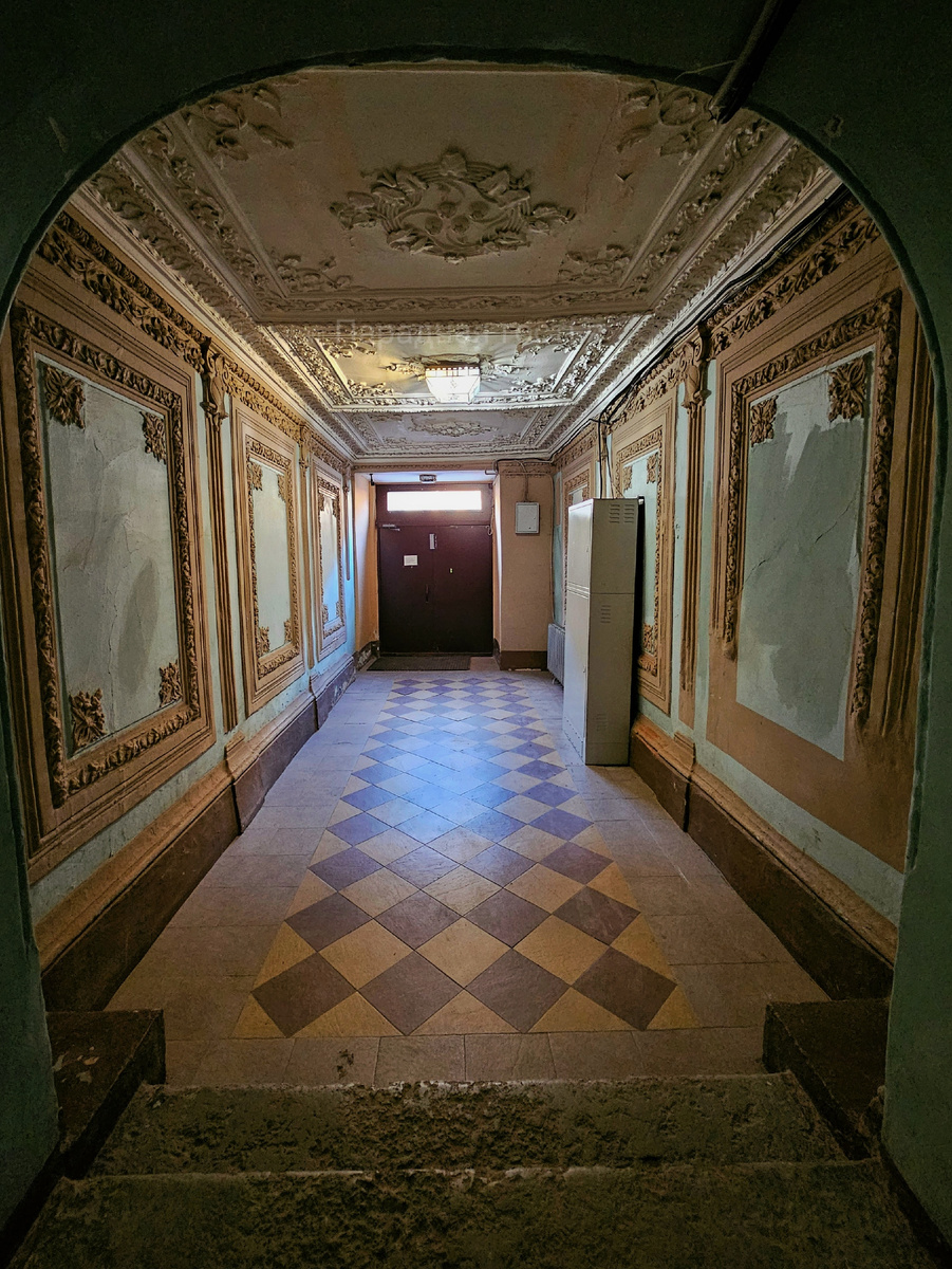 Вестибюль богато украшен лепниной. Фото: Парадная гостья