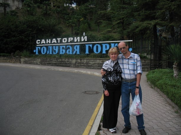Думаю, тут подойдет фото, где я и мой любимый муж отдыхаем в нами любимой Голубой горке. Сын наш нас сфотографировал. И мы помоложе, чем сейчас. Плюсом идет мой любимый цвет на голове - белый. Сейчас он сам растет  белым ( седой) и уже приходится закрашивать в более темный....