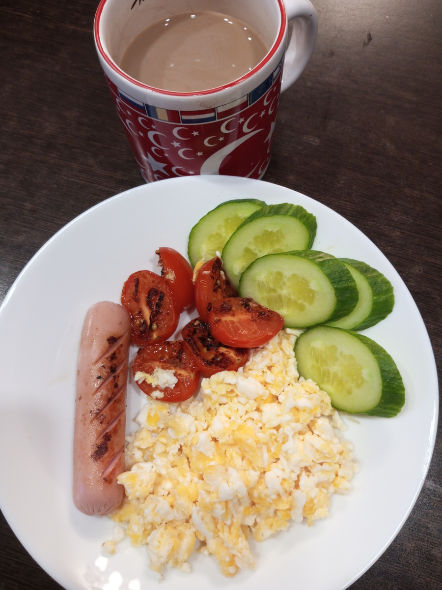 Скрэмбл, сосиска 😱, жареные помидоры