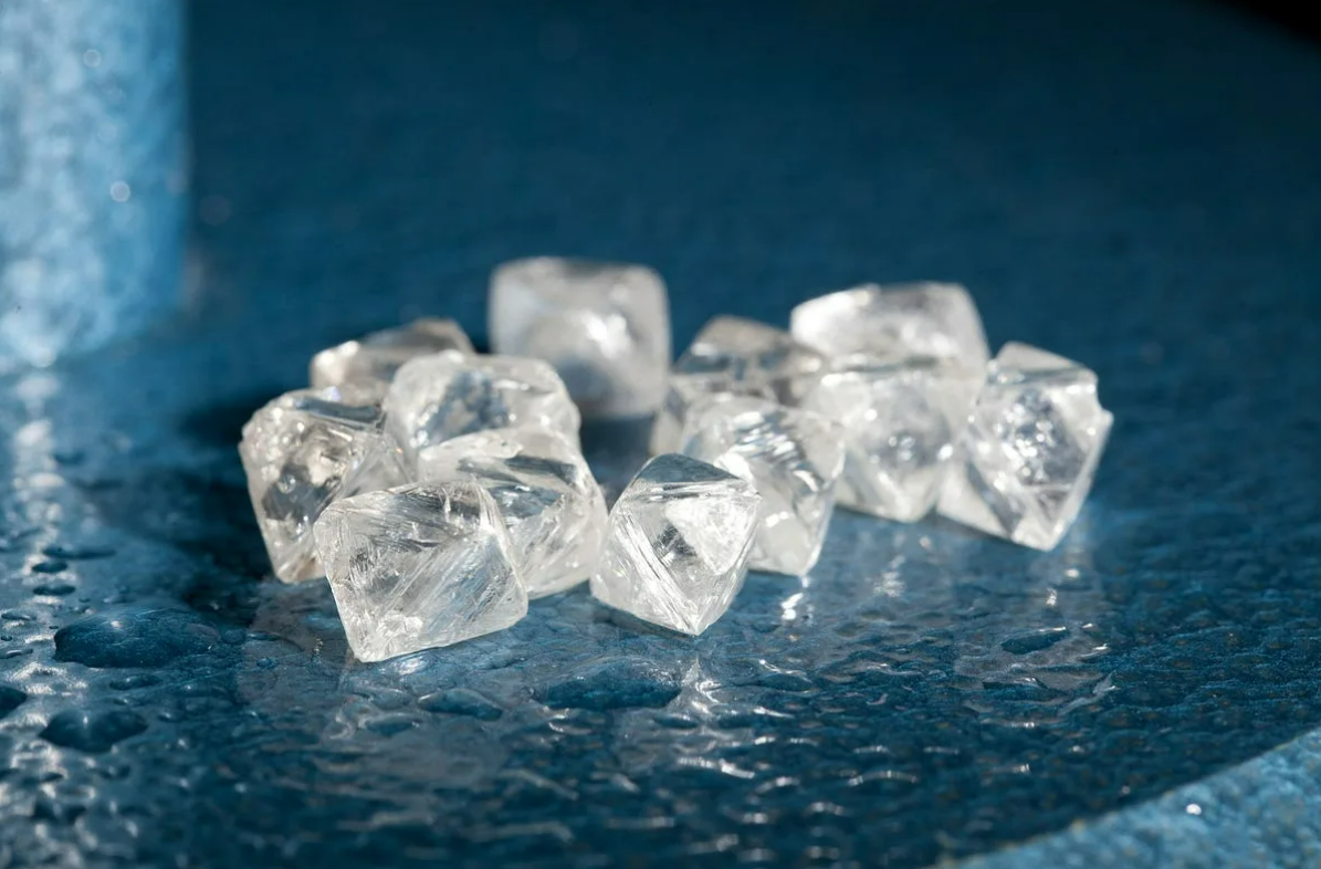 Необработанные алмазы