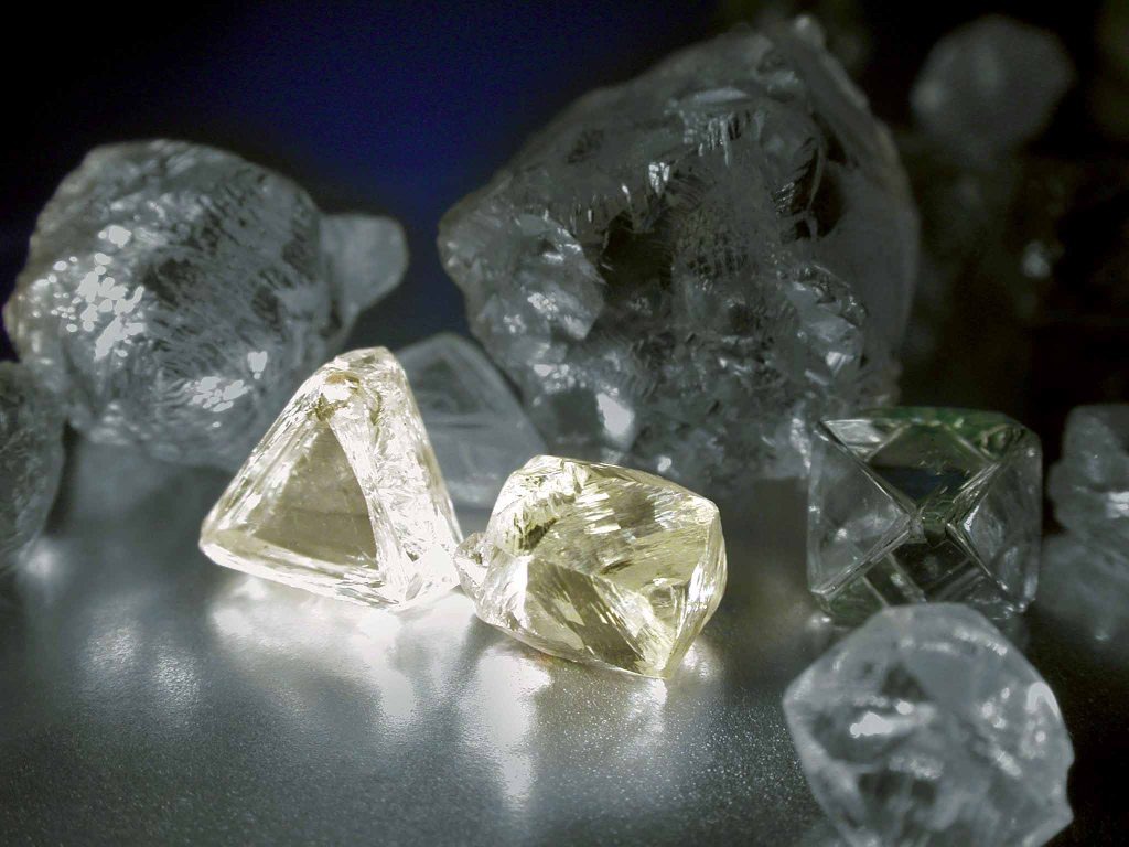 Необработанные алмазы