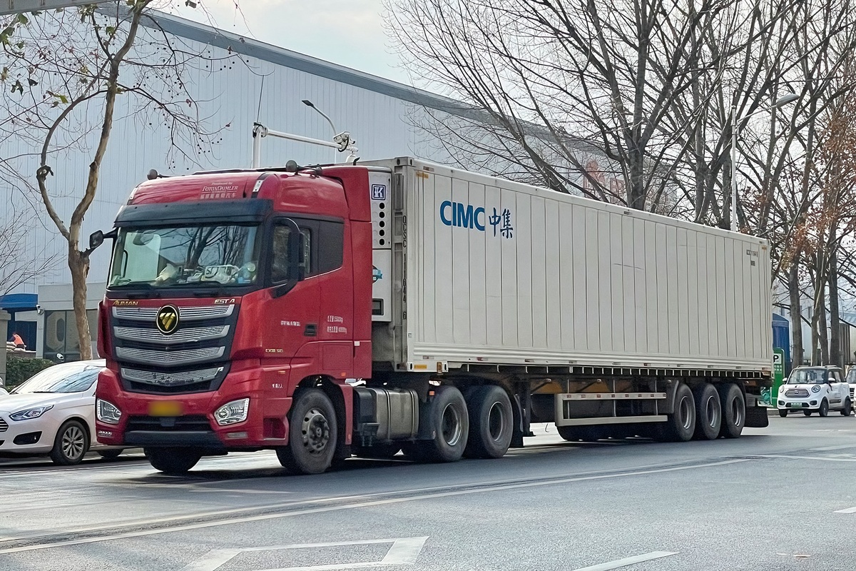 У Foton есть режим EcoRoll, который помогает экономить на топливе, когда машина едет по инерции на спуске, но он срабатывает в два раза медленнее, чем на Mercedes