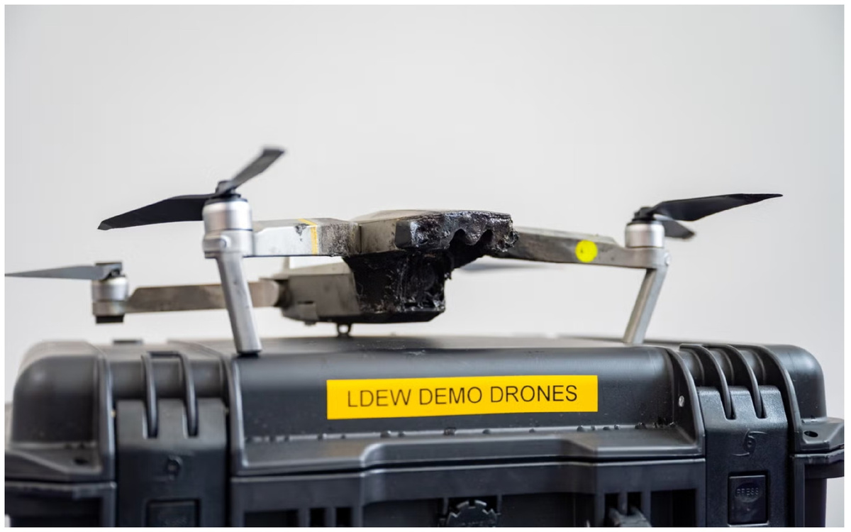 Дрон-мишень, демонстрирующий повреждения, нанесённые военным лазером 