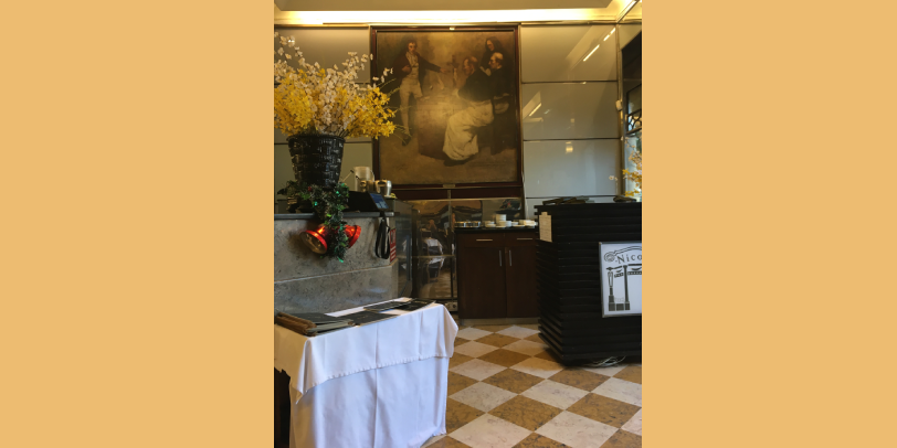 К счастью, внутри кафе - никакой брусчатки. Фото автора