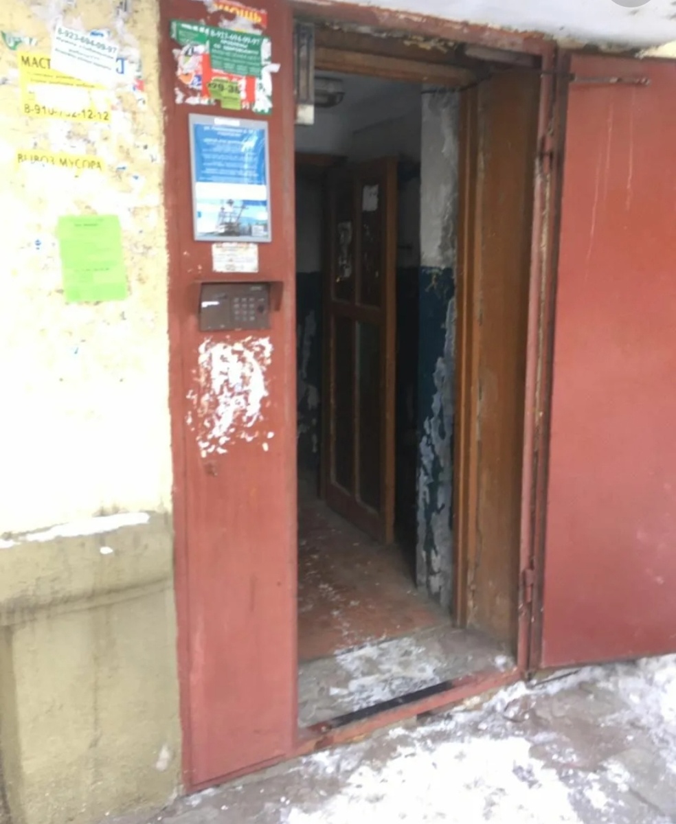 Открытая дверь в подъезд.