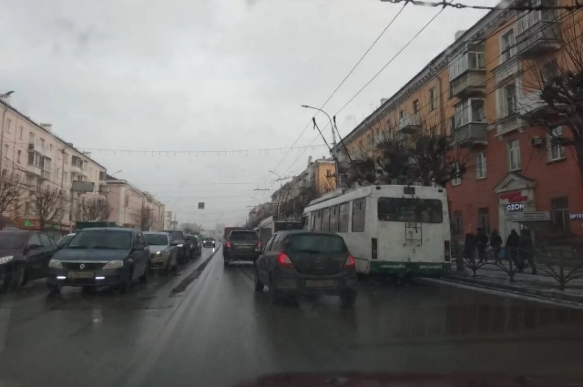    Рязанцу не понравилось, что троллейбус заехал на переход, и он его подвинул