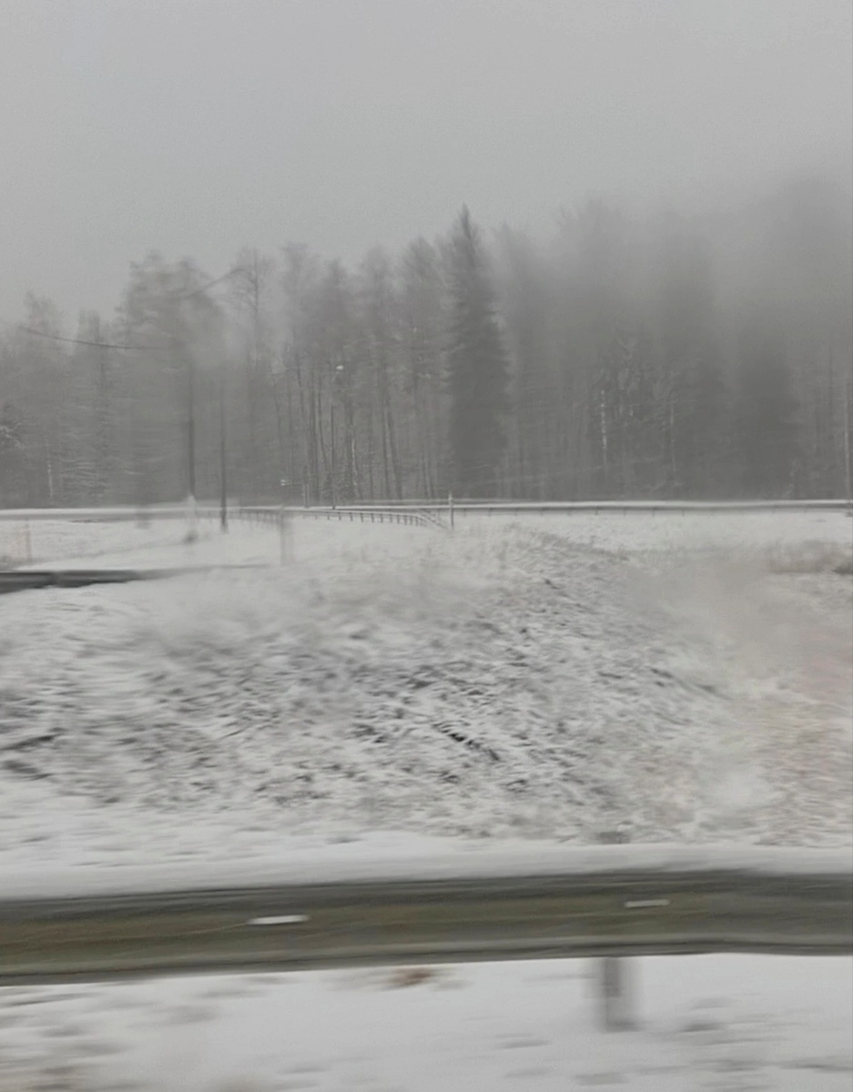Из окна автобуса, метëт снег. 