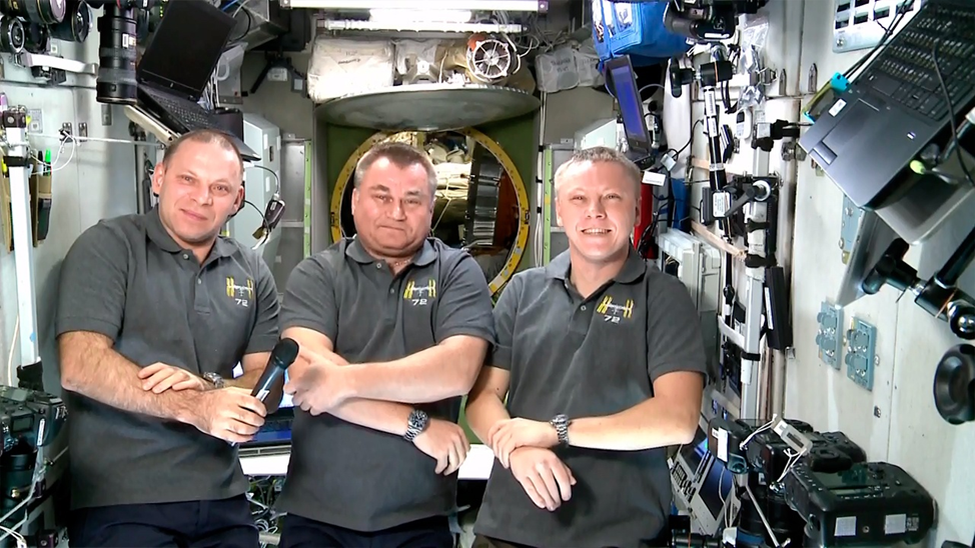 Российские космонавты участвуют в пресс-конференции с борта МКС. Фото: Роскосмос