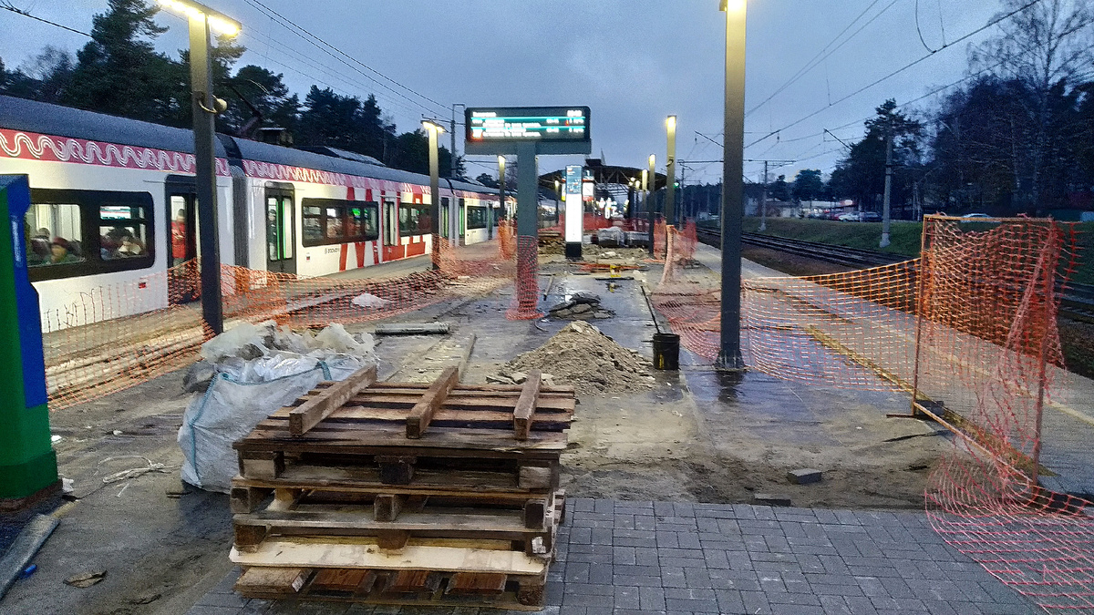 Работы по укладке плитки на пл. Кратово "МЦД-3" в середине ноября 2024 года, фото автора 