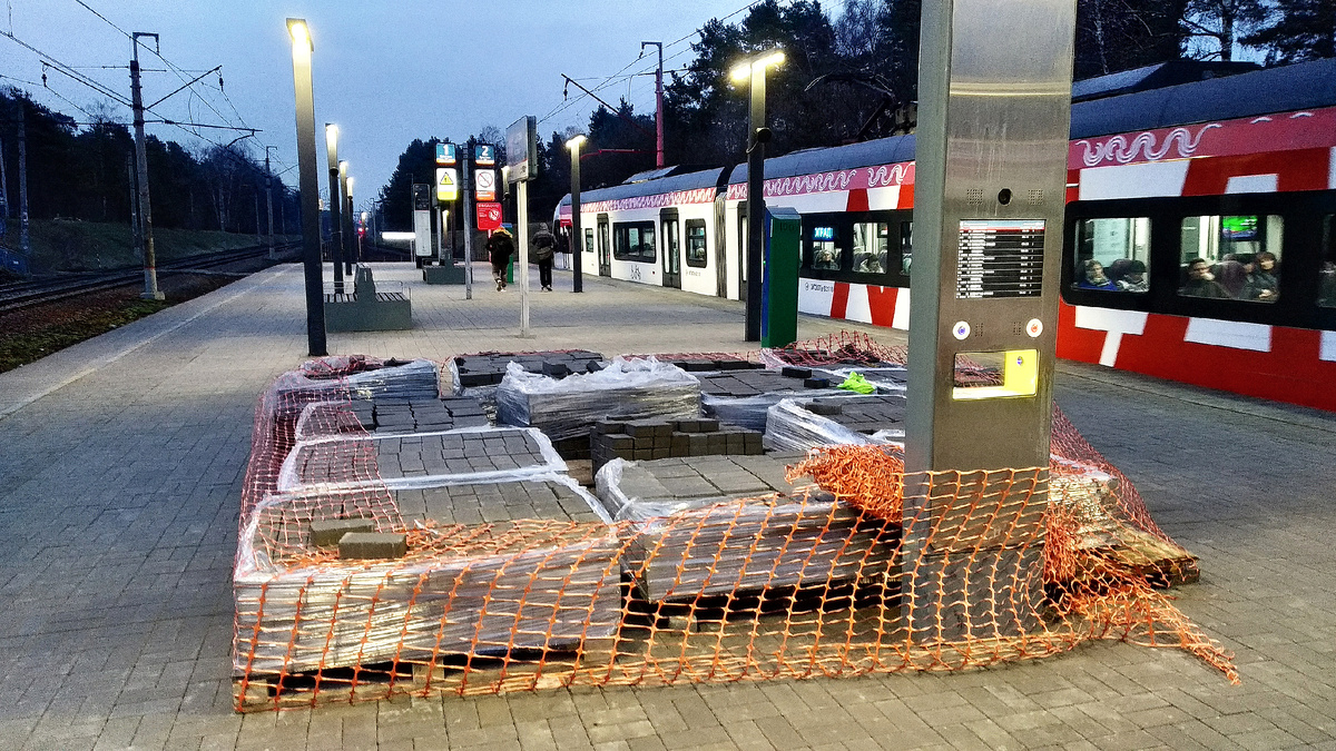 Работы по укладке плитки на пл. Кратово "МЦД-3" в середине ноября 2024 года, фото автора  