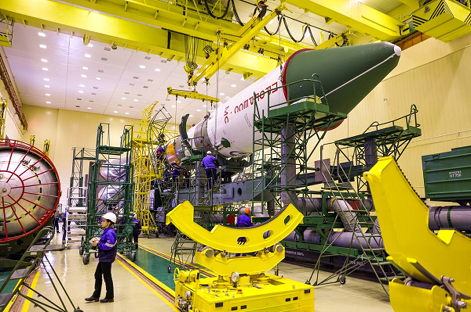 Сборка РН «Союз-2.1а с ТГК «Прогресс МС-29» на космодроме Байконур. Фото: РКК «Энергия»