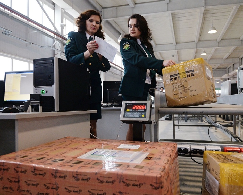 Проверка посылок на таможне 