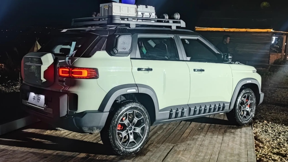 На фото из соцсети: Кроссовер Geely Cowboy