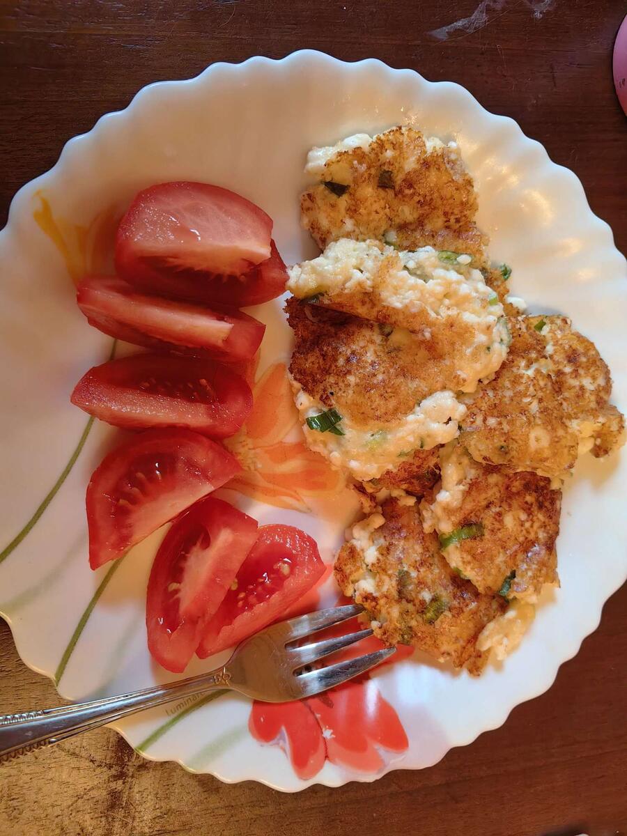 Вот так приблизительно выглядел завтрак. Из моего архива. С зелёным луком очень вкусно.