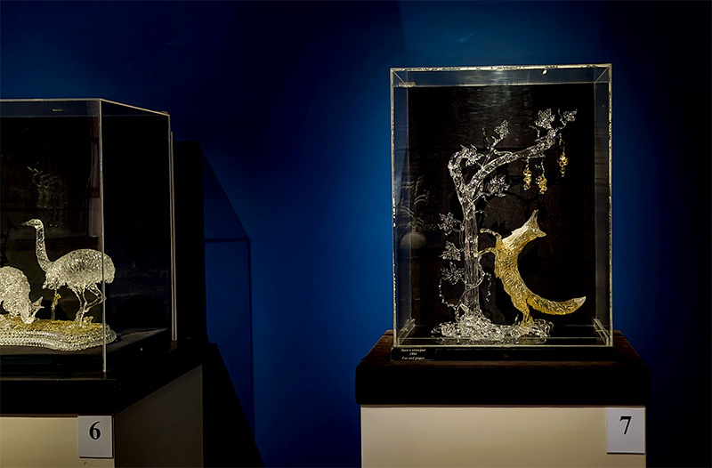 "Лиса и виноград" сейчас находится в "Музее стекла Алексея Зеля", Калуга