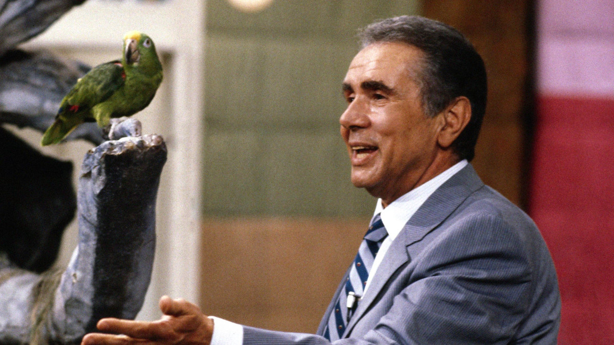 Энцо Тортора с попугаем Портобелло