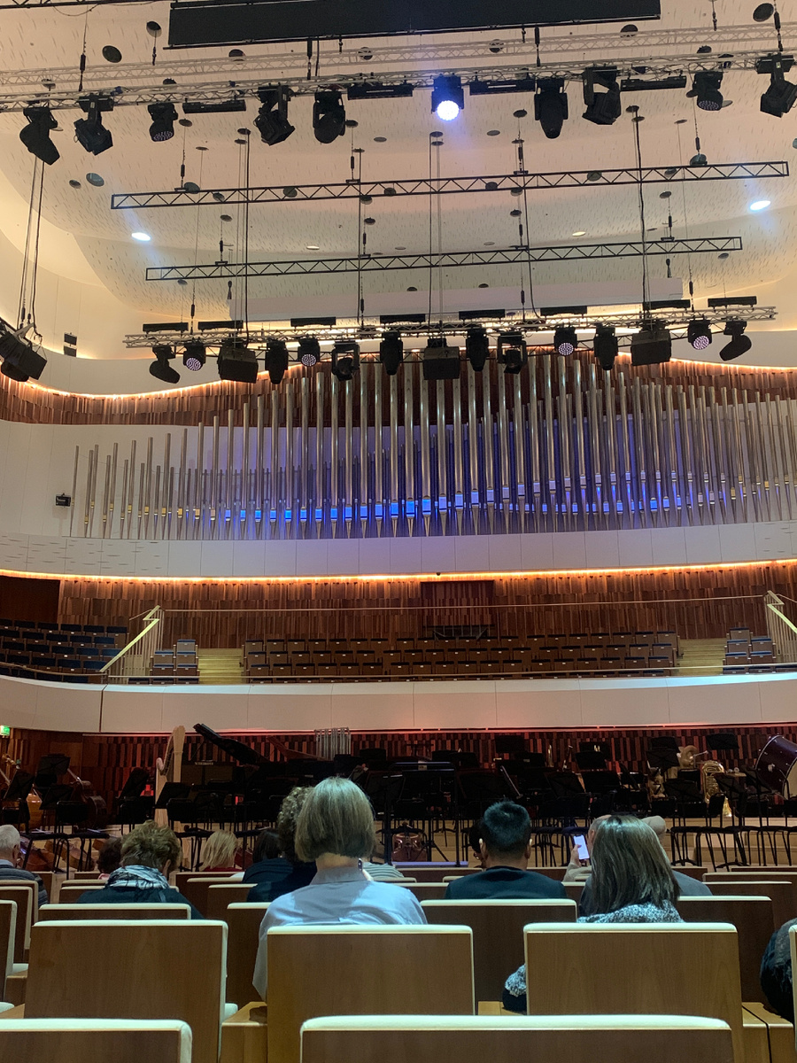 Билеты мне подарили, но лучше бы взяли выше. Из партера так себе конечно…