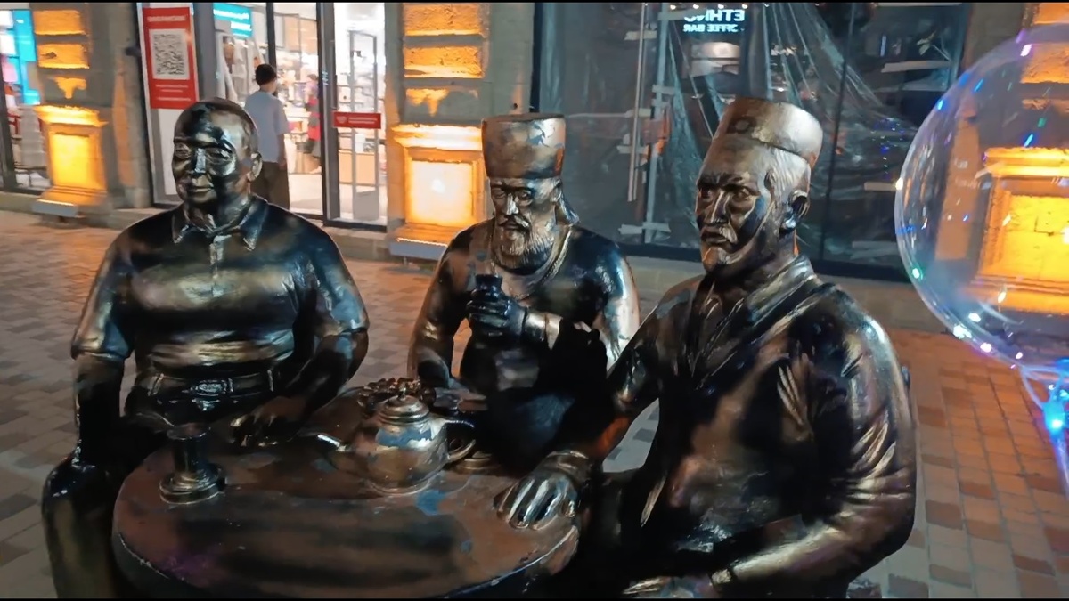 Памятник жителям Дербента на Улице счастливых людей