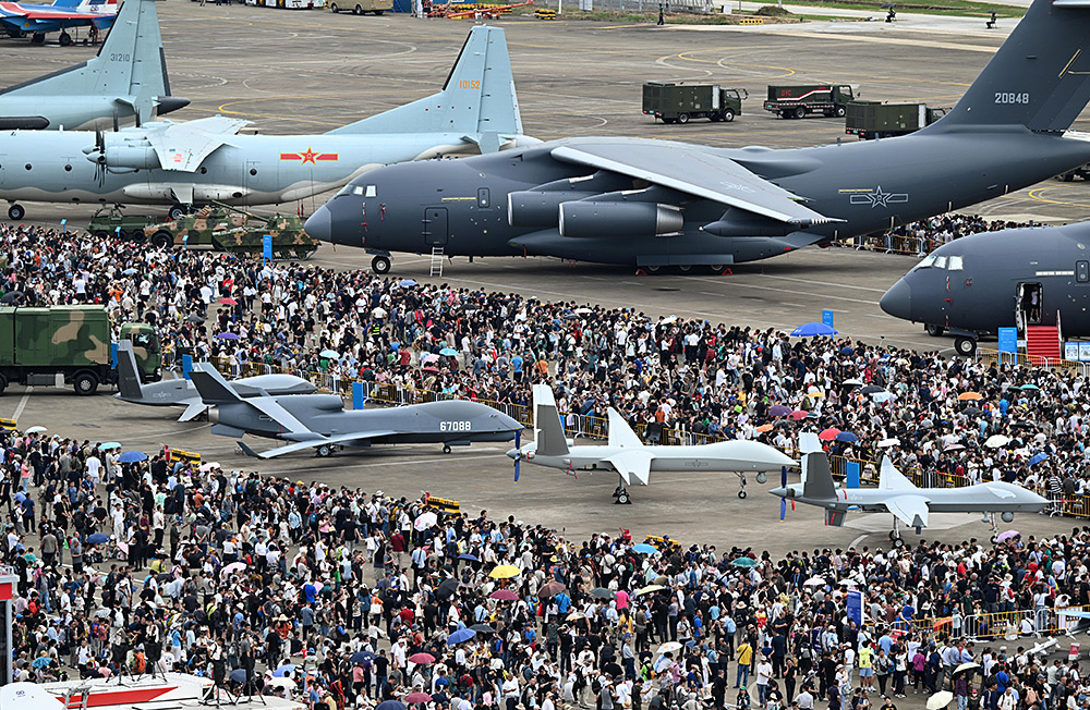 Авиасалон Airshow China проводится с 1996 года по четным годам на территории аэропорта города Чжухай — в специальной экономической зоне на юге Китая, провинция Гуандун. Фотографии авиашоу — в ленте BFM.ru.    
 Фото: VCG/TASS📷    Самую большую экспозицию на авиасалоне Airshow China традиционно представили хозяева — предприятия Китая. Российские производители также участвуют в авиашоу и всегда вызывают живой интерес. Например, посетителей поразил многофункциональный истребитель пятого поколения Су-57Э, отмечают СМИ. В целом на выставке экспонируется гражданская и военная техника, беспилотные системы, космическое и навигационное оборудование, авиационные и ракетные двигатели, системы управления огнем и ПВО.