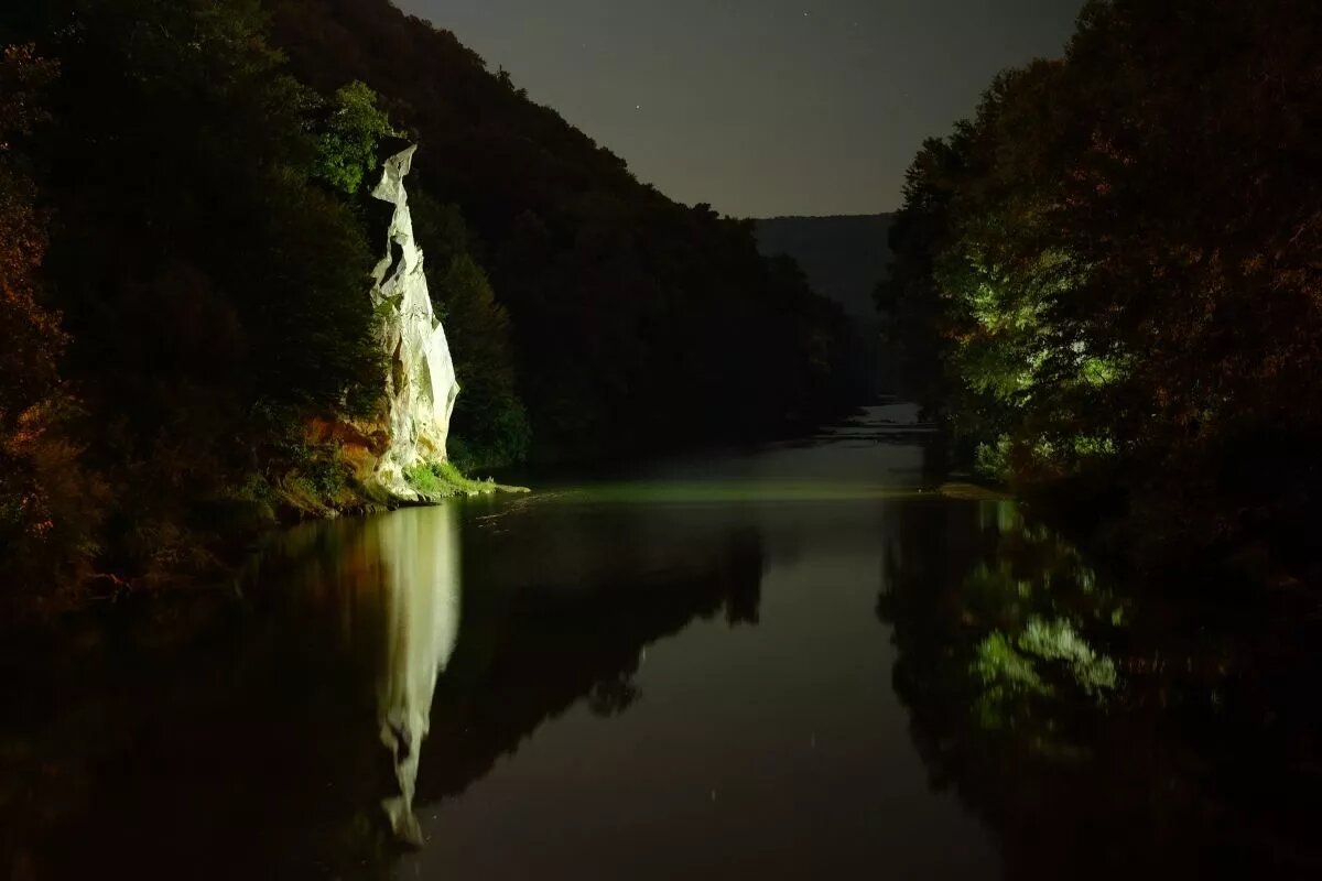 Та самая гора «Петушок» на берегу Псекупса, в окрестности которой находится любимая туристами «Лестницей жизни». Фото: Михаил Ступин