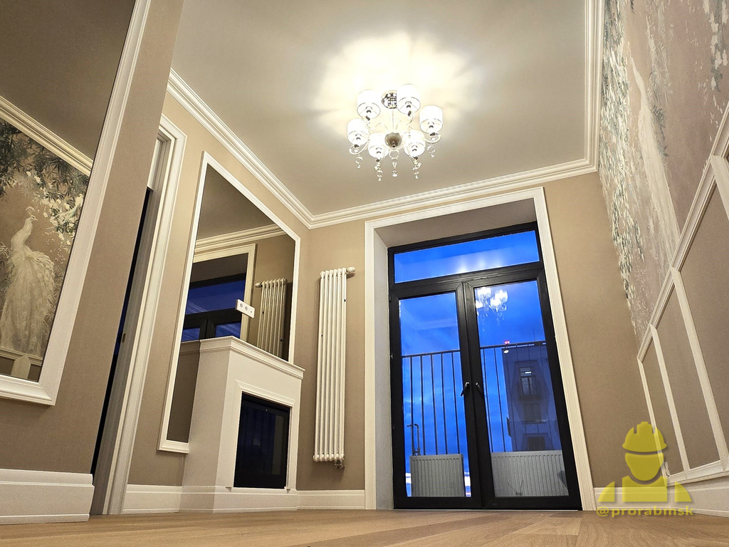 За окном - старые батареи от застройщика, которые были поменяны и которые заказчица пока хранит на балконе.