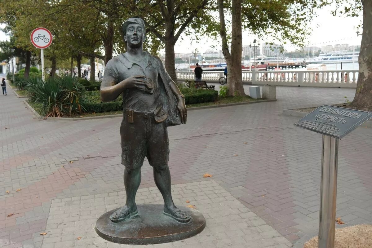 Памятник, полюбившийся киношникам, посвящен всем туристам, которых так ценит Геленджик. Фото: Михаил Ступин