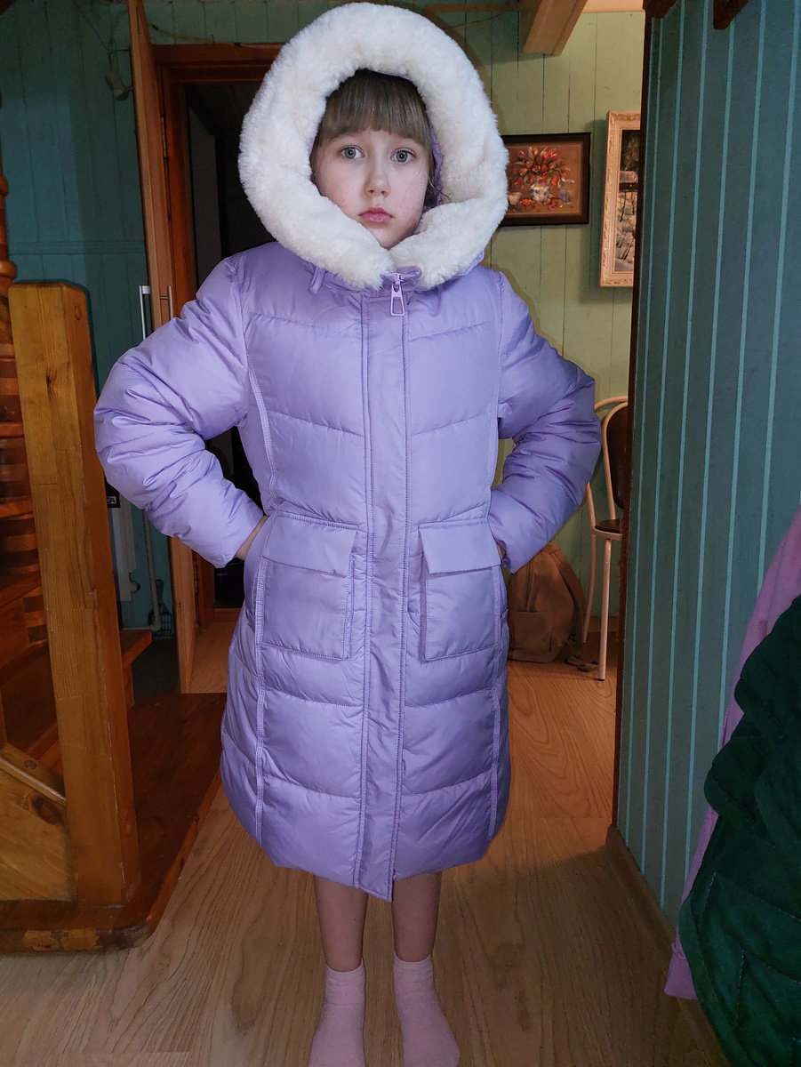 Дочка новое пальто примеряет