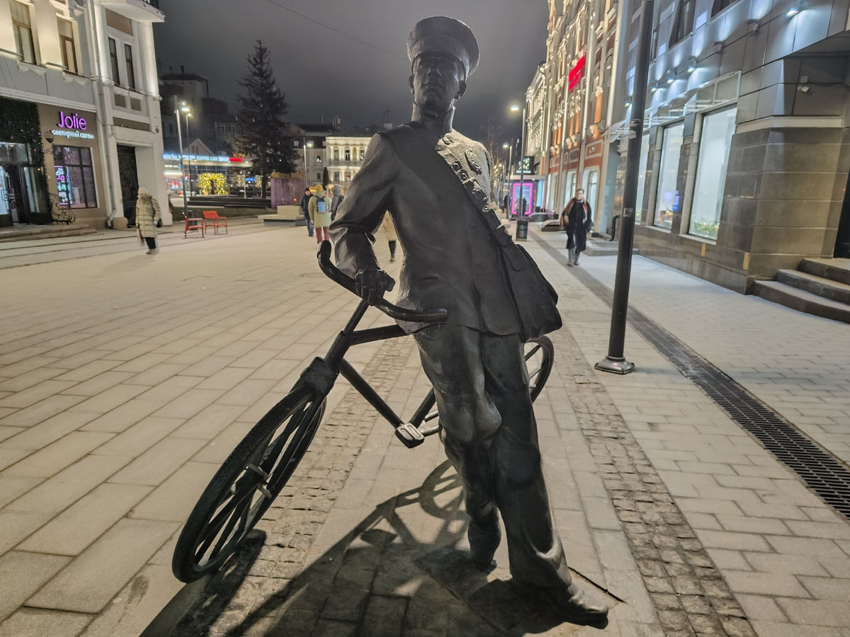 Скульптура почтальона. Источник: фото автора