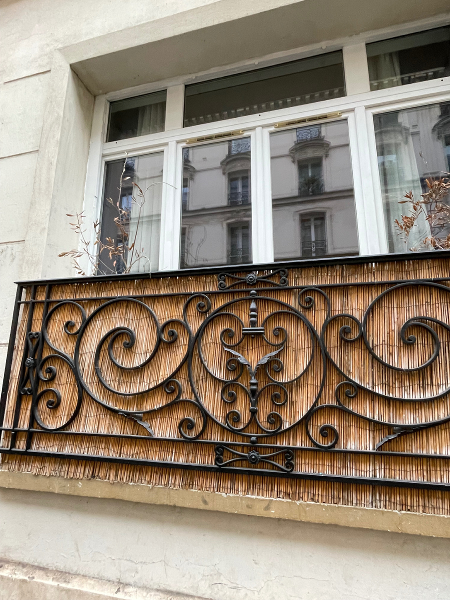 Очень необычный балкон из соломки