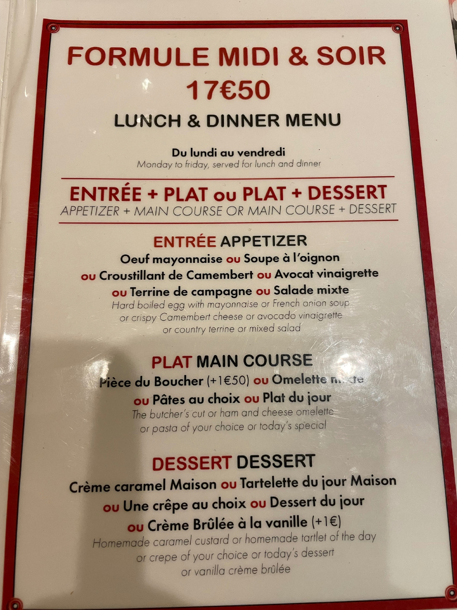 Можно выбрать такой комбо обед на 17-50 евро, на выбор салат и основное блюдо, либо основное блюдо и десерт.