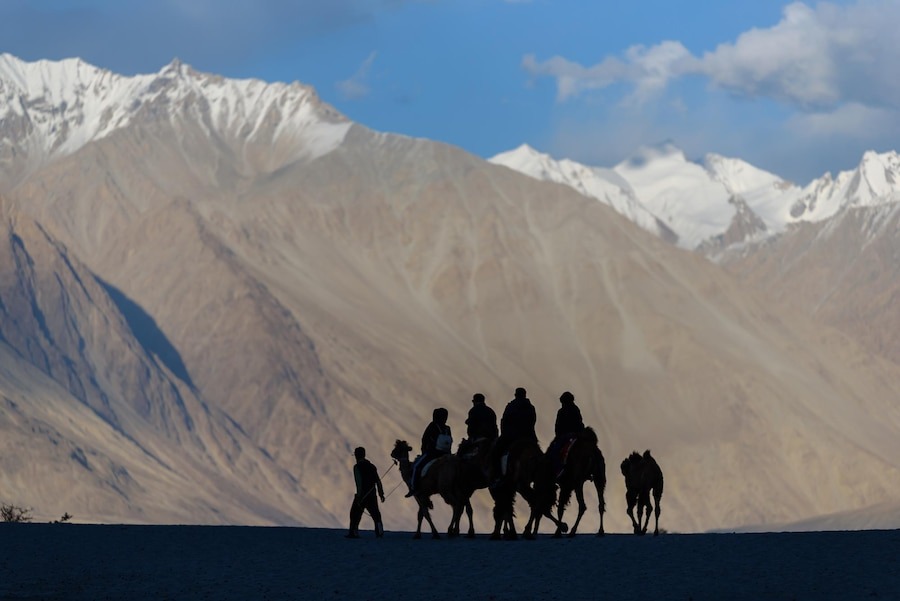 Источник: https://img.freepik.com/premium-photo/group-people-riding-camels-mountain_1048944-28115457.jpg?w=900
