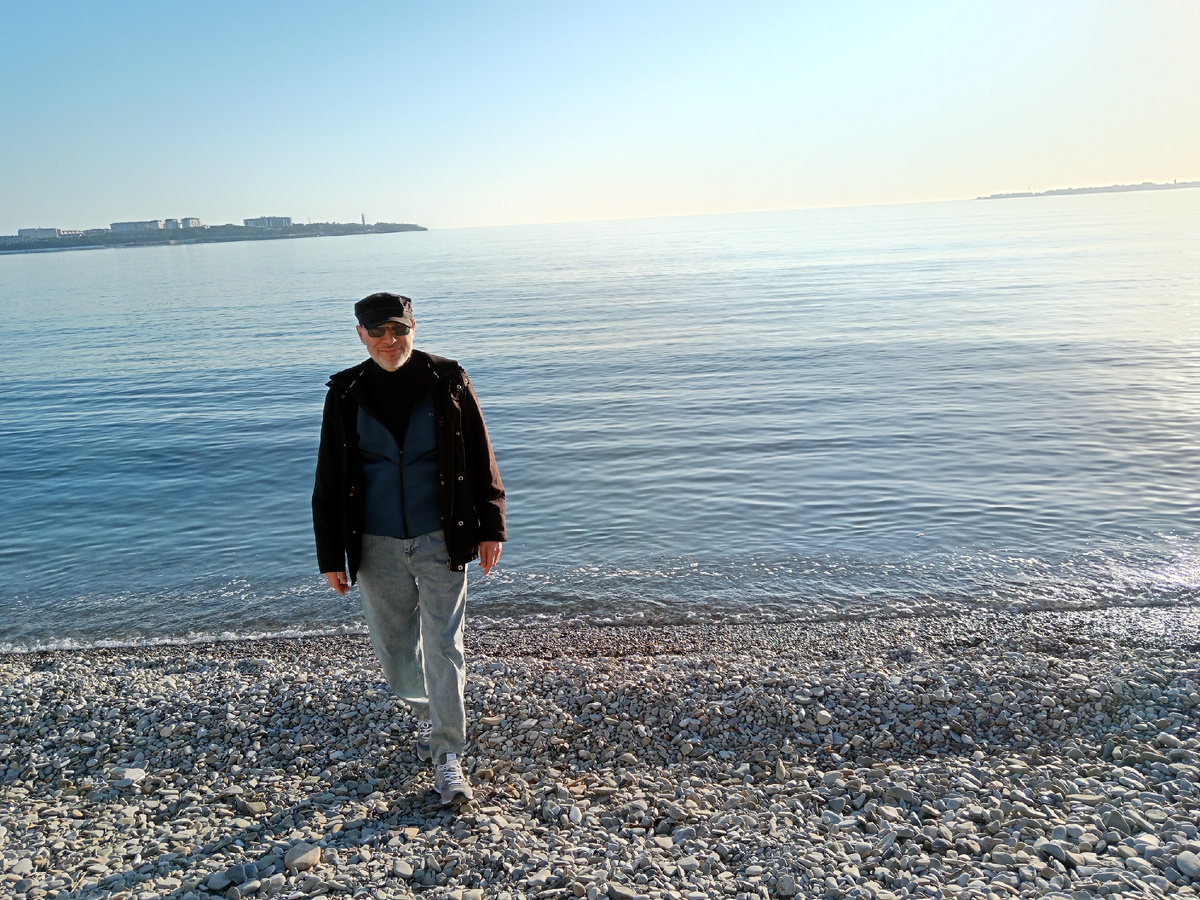 Пляж галечный, осень, Геленджик, Чёрное море, Михаил Лекс — автор рассказа. Листайте вправо