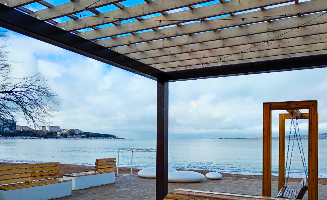 Пляж после дождя, качель-скамейка, Геленджик, зима, Чёрное море