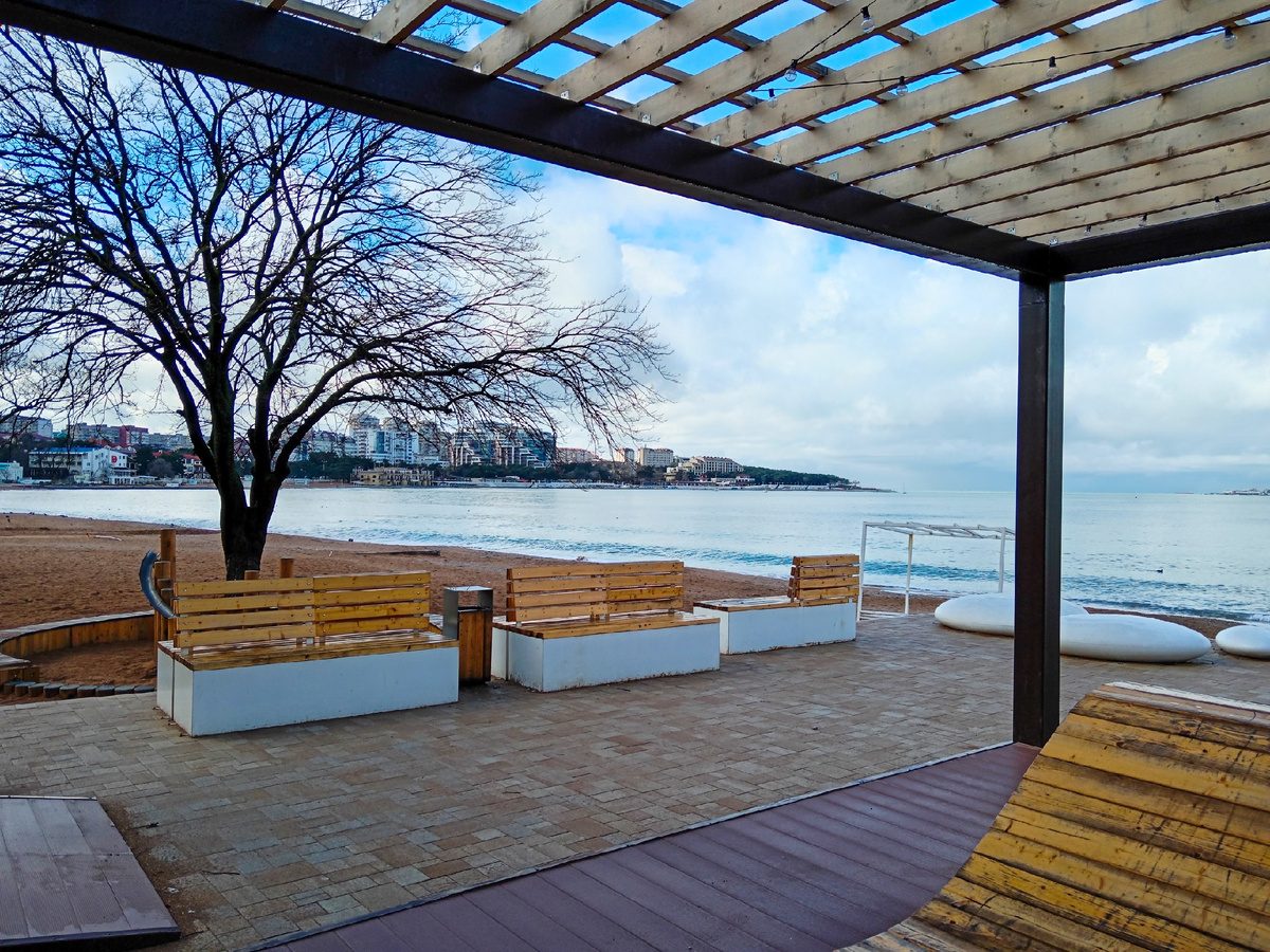 Пляж после дождя, зима, Геленджик, Чёрное море